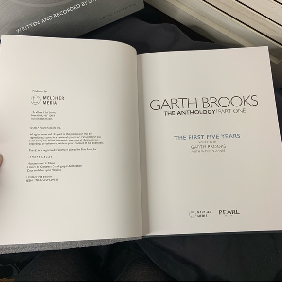 Garth Brooks The First Five Years Anthology Book and CD Disc Set Like New - Picture 10 of 12